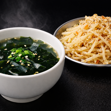 広島焼肉 うしじま_もやしナムル&わかめスープ