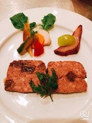 前菜の一例【いちぢくを入れたパテ・ド・カンパーニュ】
