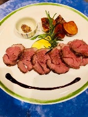 お肉料理の一例【仔羊のもも肉のグリル バルサミコソース】