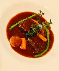 お肉料理の一例【和牛ほほ肉の赤ワイン デミグラスソース】