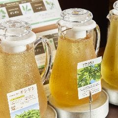 自社農場に自生する無農薬の野草を使った「野草茶」。