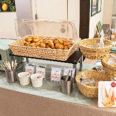 「パンコーナー」野草を練りこんだオリジナルバゲットも