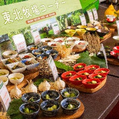 自社農場「東北牧場」の食材を使い、料理人が一品一品こだわって作った小鉢の数々。