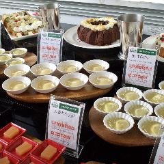 デザートコーナー。野草をつかったゼリーなど、ここでしか食べられない変わり種も。