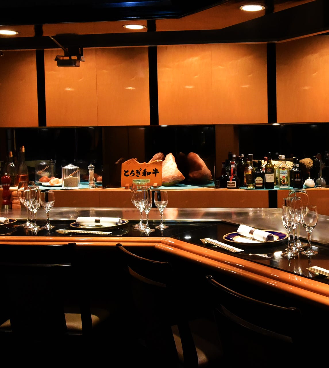 鉄板焼下野の内観