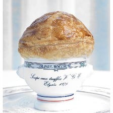 【MENU PAUL BOCUSE】最高級のシグネチャーコース　リヨン本店の味　伝説のトリュフスープなど極上の７品