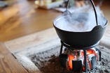 囲炉裏で楽しむ四季折々の鍋料理。一品料理もございます！