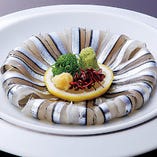 鹿児島県の郷土料理、きびなごの刺身もございます。