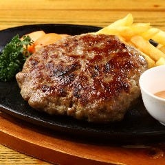 手作りの肉厚ﾊﾝﾊﾞｰｸﾞ。裏メニューにして大人気♪