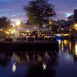 中之島公園内の川沿いの当店は、夜景が素晴らしいんです♪
