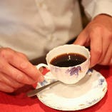 コーヒーは元町の老舗喫茶店「エビアン」のブレンド。