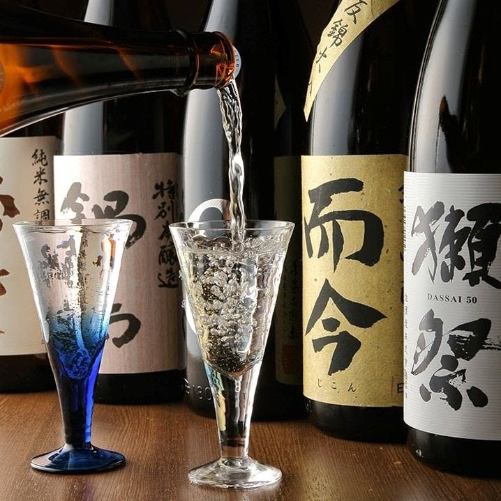厳選素材で仕立てた料理に合う日本酒を常時20種以上ラインアップ