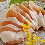 お肉はほんのり桜色でジューシー！健美鳥の鶏わさも人気です