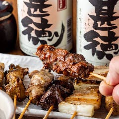 焼鳥は唯一無二の自家製辛みそをつけて味わうのがおすすめ！