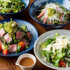 旬の野菜を使った瑞々しいサラダ。4種をご用意しております