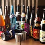 当店の焼き鳥や逸品料理の美味しさを引き立てるお酒の数々。銘柄焼酎・日本酒も豊富に取り揃えています。最初の1杯に「ビール」もおすすめですが、こだわりの鶏とこだわりのお酒はいかがでしょうか。