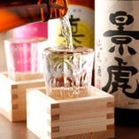 焼き鳥に合う日本酒は目の前で注ぎます！いつも溢れんばかりの大盛で！