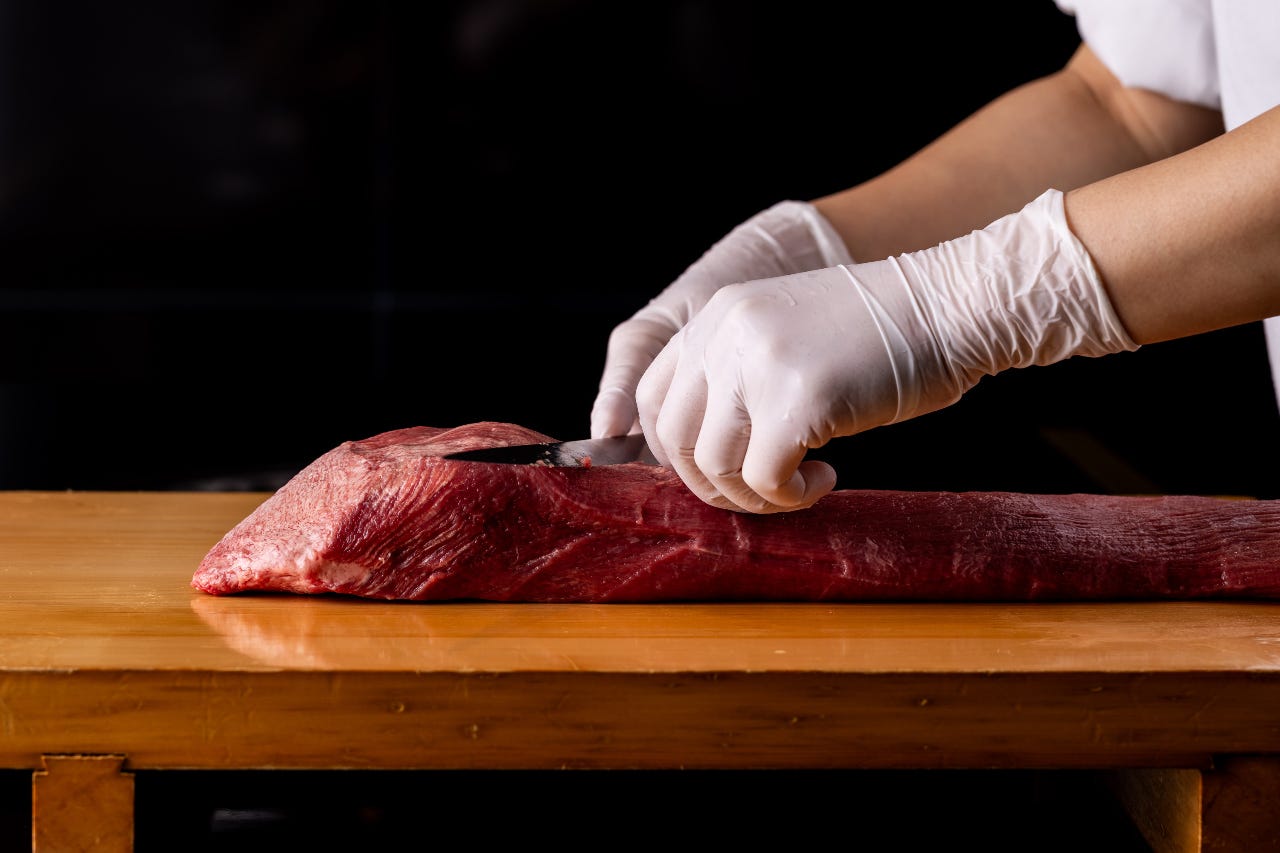 熟練の職人が肉の繊維を見極め1枚1枚丁寧にカットしてご提供 一頭買焼肉 玄 浅草本店_熟練の職人が肉の繊維を見極め1枚1枚丁寧にカットしてご提供