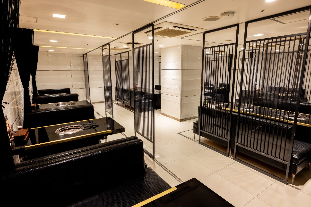 落ち着いた照明が調和した上質空間 一頭買焼肉 玄 浅草本店_落ち着いた照明が調和した上質空間