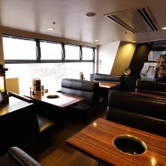 一頭買焼肉 玄 浅草本店_BOXタイプのテーブル席が並ぶフロアは、24～54名様で貸切OK！