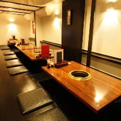 一頭買焼肉 玄 浅草本店_2～4名様向けの掘りごたつ半個室。ロールカーテンを引いて、隣のお席と間仕切りいたします