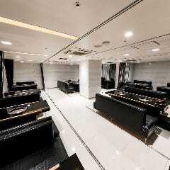 一頭買焼肉 玄 浅草本店_ラグジュアリーな雰囲気が漂う開放感抜群のフロア