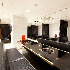 一頭買焼肉 玄 浅草本店_[ラグジュアリーなソファー席]
高級感漂う開放的なフロア。最大50名様までご着席可能なソファーテーブル席は、ご利用人数に応じてお席をご案内いたします。隣のテーブルとの間隔が広いので、プライベート感を大切にしたい接待などのビジネスシーンや、記念日のお祝いなどに最適です。