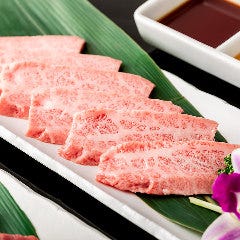 一頭買焼肉 玄 浅草本店_[松阪牛特選カルビ]
松阪牛の中でも特に脂の質や肉の柔らかさに優れた部位を厳選。とろけるような食感と深い旨味が楽しめる、特別なカルビです。