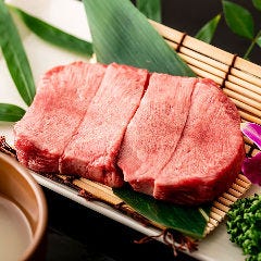 一頭買焼肉 玄 浅草本店_厳選した新鮮な牛タンの上質な部分を使用。柔らかくジューシーで、旨味と食感のバランスが抜群の逸品です。