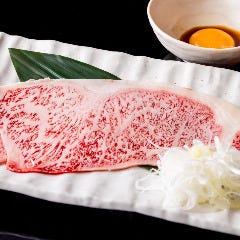 一頭買焼肉 玄 浅草本店_霜降りが美しい「究極の1枚」。口の中でとろける贅沢な味わい
