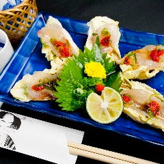 一品メニューの人気No.1。「ぶっ切りてっさ」はぜひお試しを。