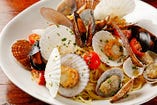 牡蠣とアサリ、ポルチーニ茸のアーリオオーリオ　キタッラ