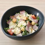 新鮮野菜を手軽にたっぷりとれる、具だくさんサラダメニュー