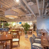 海外風のカフェレストラン、広々とした空間です。