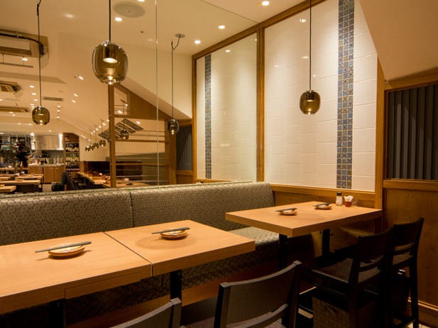 北海道バル海東京駅グランルーフ店の店内