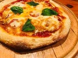人気のもちもちピザは生地やソース、全て手作り！