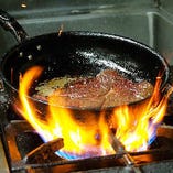人気のデカ盛りステーキはフライパンを覆いつくすほどの大きさ！