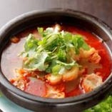 辛いけど止まらない揚げパンと鶏肉の四川汁鍋