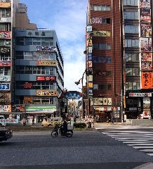 新宿駅を出ましたら靖国通りに向かいます。
ＪＲなら東口、地下鉄ならB12出口からが近いです。