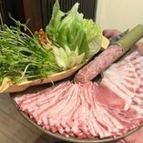 厳選した国産銘柄豚と野菜を使用
