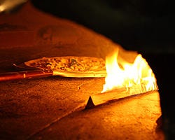 イタリアから来た石窯
薪で焼くピッツァは絶品♪