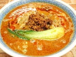 ごま風味の濃厚スープと甘辛い肉味噌が旨さを引き立てる担々麺