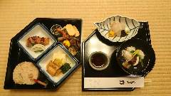 懐石 辻留 赤坂店]松花堂弁当(向付、松茸土瓶蒸し、主菓子、抹茶付き