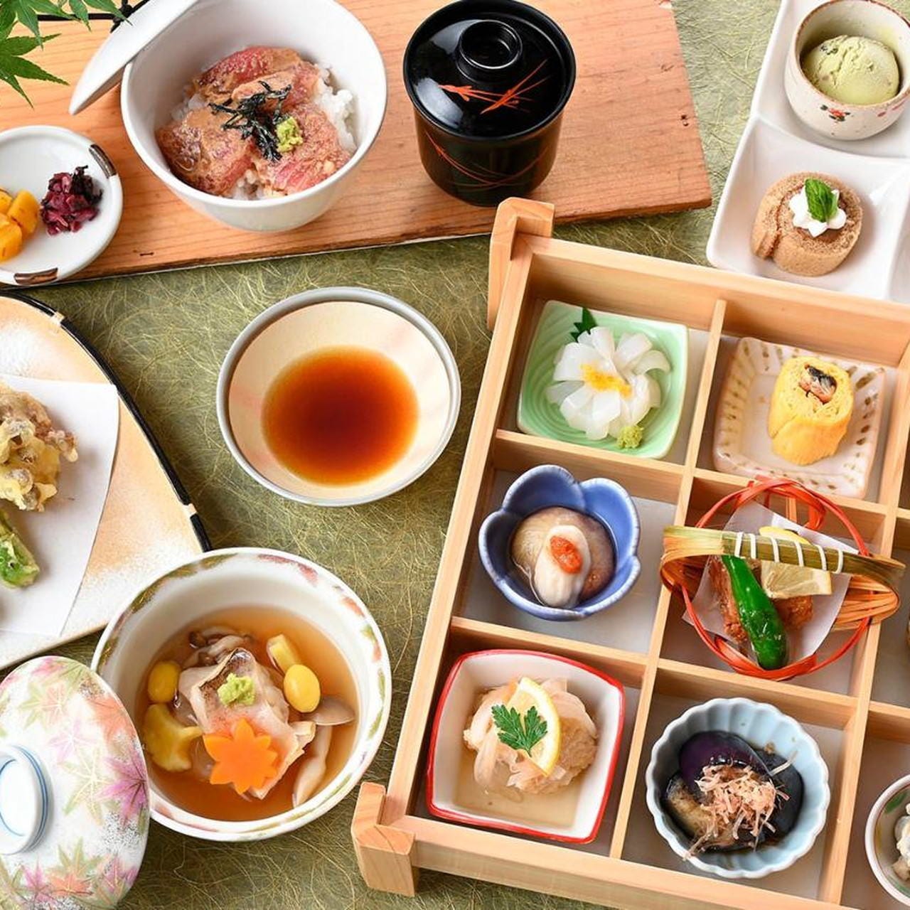 未使用 有田焼 中鉢5個　料亭　レストラン　お祝い　会食　懐石料理 未使用 有田焼 中鉢5個 料亭 レストラン お祝い 会食 懐石料理