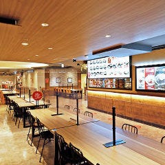 席数が多く広々とした空間にはパーテーションや消毒液を設置