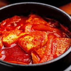 柔らかな豆腐と辛さの中に旨味を感じるチゲスープ