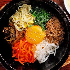 様々な食感のナムルとコチュジャンベースの甘辛いタレが絶品