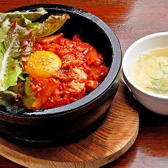 「石焼豚キムチビビムパ」は隠し味にバターを使用。より香り高く