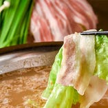【レタしゃぶ】
鹿児島産の黒豚と新鮮レタスを特製スープで♪