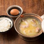 土鍋料理では赤鶏さつまの骨付き肉を使用。